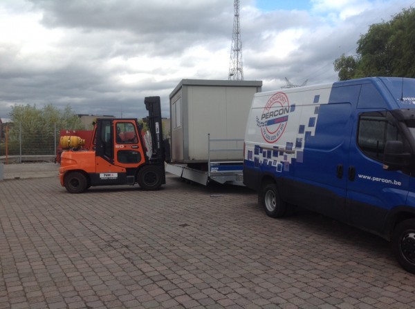 Afvoeren mobiele bureaucontainer.
