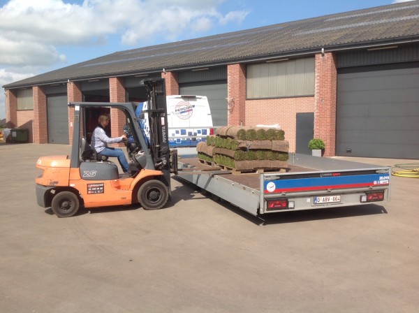 Transport van grasmatten met een 6-meter aanhangwagen.